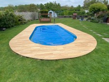 Montáž akátové terasy okolo bazénu