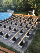 Montáž akátové terasy okolo bazénu